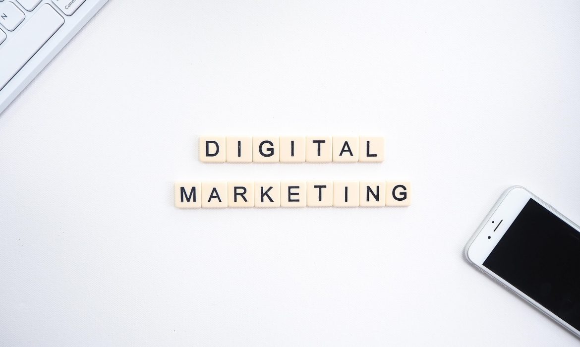 Concept vizual Digital Marketing – piese albe, tastatură și smartphone într-o compoziție curată